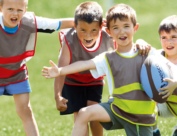 enfants extérieur avec chasuble en tissu et ballon de rugby blog wesco