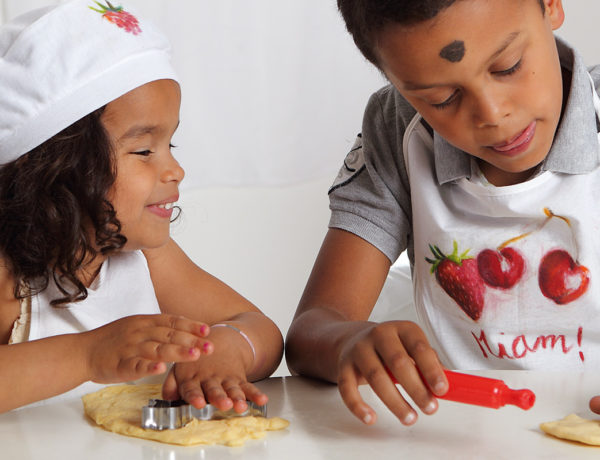 enfants qui cuisinent emporte-pièce avec tablier, emporte-pièce et rouleau blog wesco