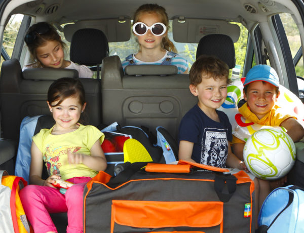 groupe d'enfants dans le coffre et dans la voiture départ vacances blog wesco