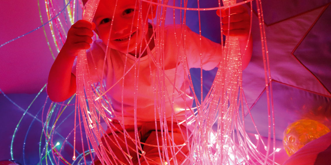 enfant qui s'amuse avec fibres optiques multicolores lumineuses blog wesco