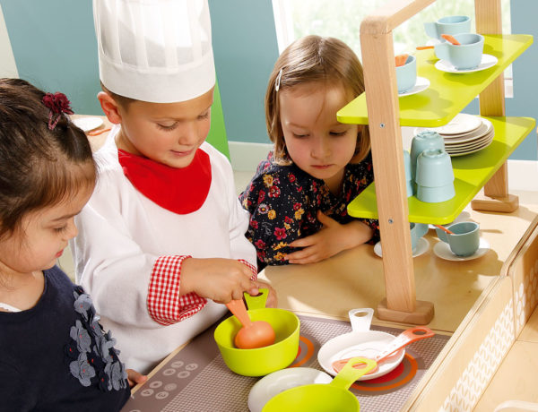 Enfants qui cuisinent sur la cuisine gastronome avec déguisement le cuisinier blog Wesco