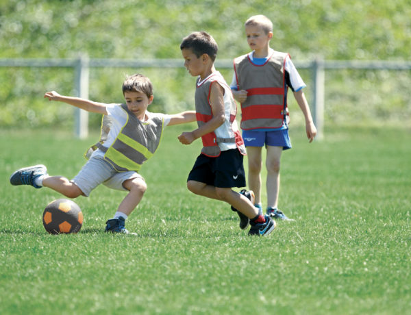 Enfants qui jouent au foot avec chasuble en tissu aéré et ballon de football street Soccer blog Wesco