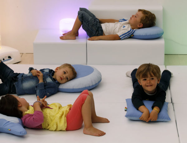 Enfants qui se reposent sur tapis avec colonne à bulles et sphère lumineuse blog Wesco