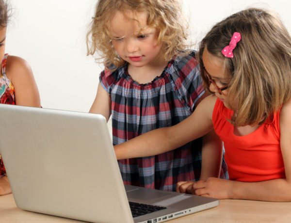 Trois enfants devant un écran d'ordinateur blog Wesco