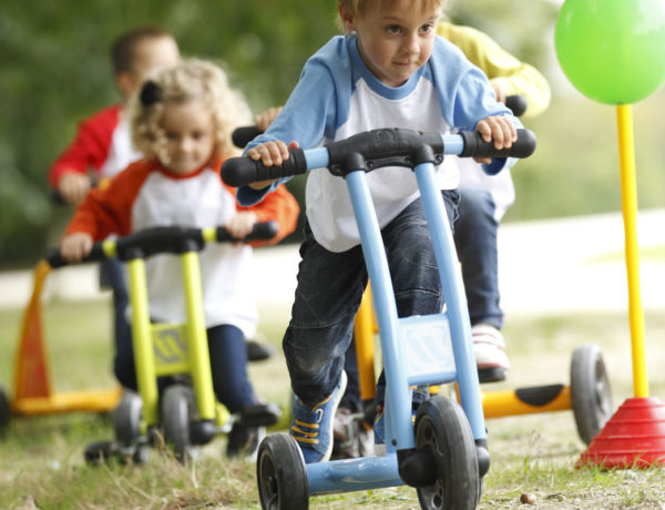 Course d'enfants en trottinette et tricycle sur l'herbe blog Wesco