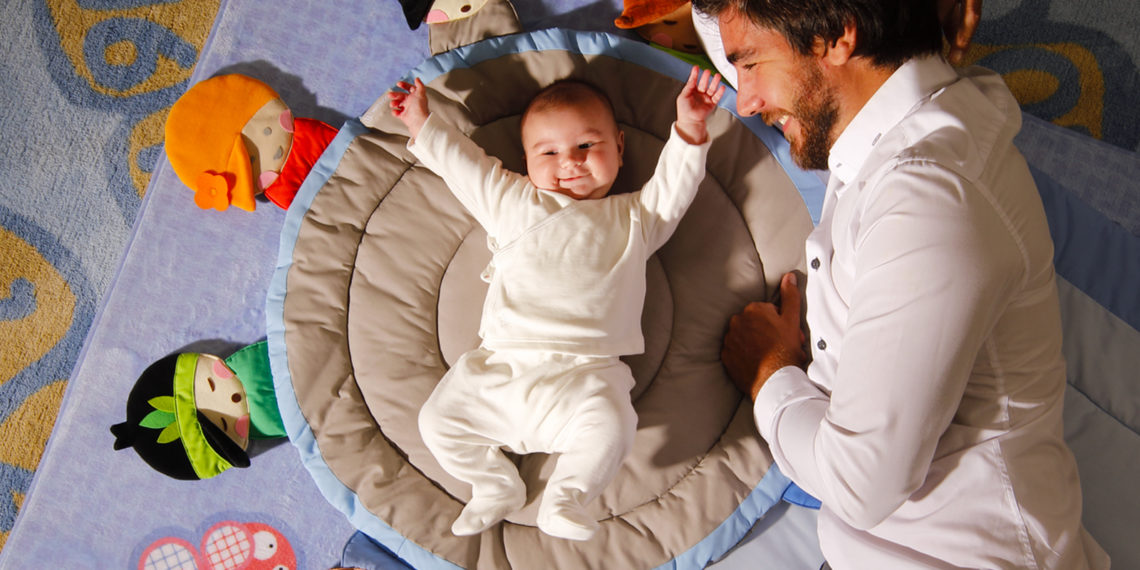 Le rôle du père est essentiel avec bébé allongé sur tapis blog wesco