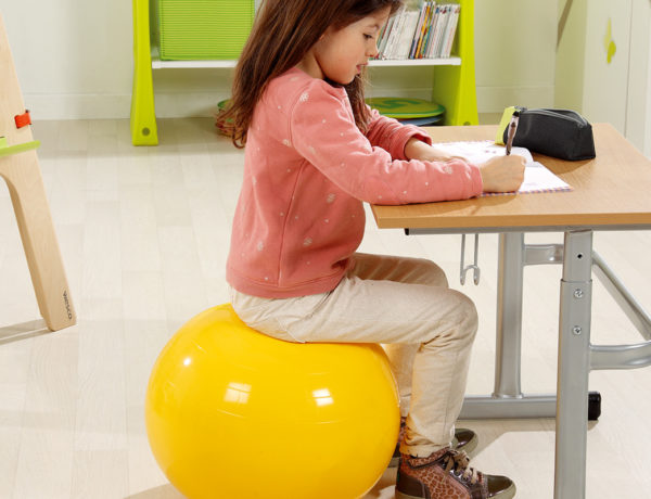 enfant assis sur ballon gymsiège ambiance classe flexible blog wesco