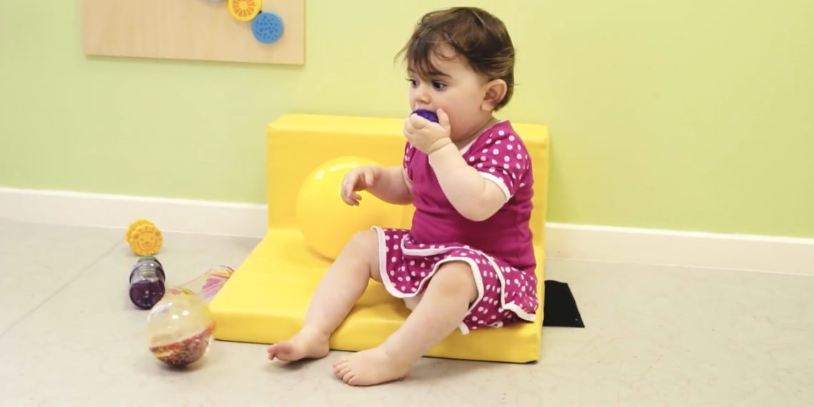 bébé assis sur un tapis avec objet dans la bouche blog wesco
