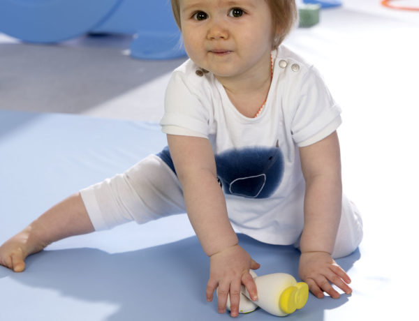 Comment encourager la coordination des mouvements de bébé avec Montessori ? Par Wesco
