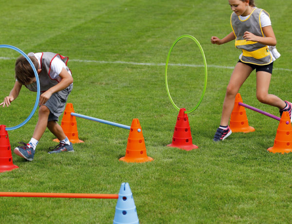 enfants qui réalisent un parcours d'obstacle sur l'herbe blog wesco