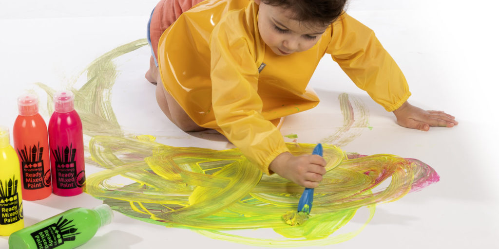 enfant qui peint sur le sol liberté créative blog wesco