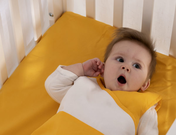 bébé qui baille dans lit à barreaux blog wesco
