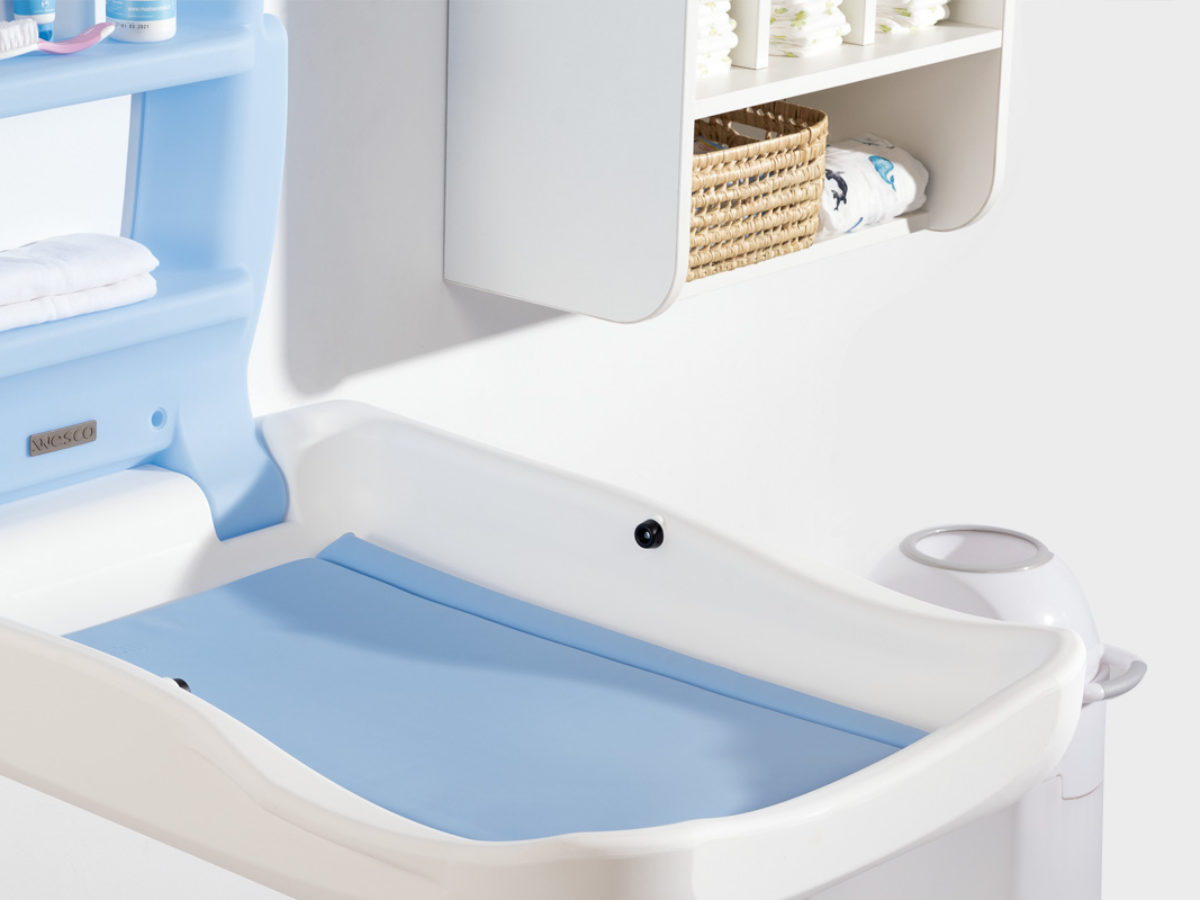 Astuces pratiques pour changer bébé sans table à langer dans la salle de  bain