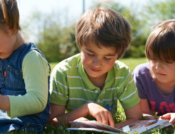 enfants sur l'herbe avec un livre école dehors blog wesco