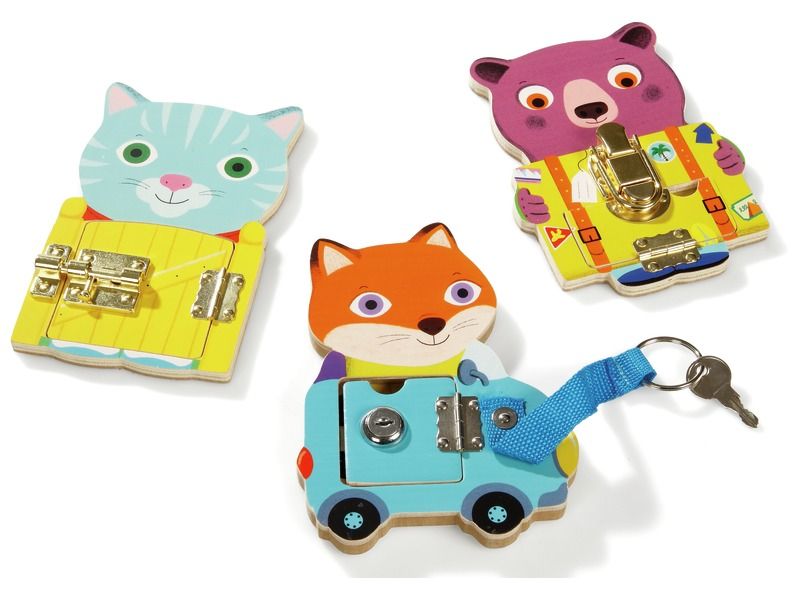 Lot de 3 formes en bois Djeco avec chacune un système de fermeture différent pour exercer la motricité fine des enfants blog wesco