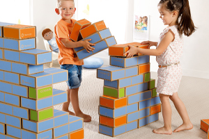 Enfants qui construisent des choses avec les briques Archibloc de Wesco