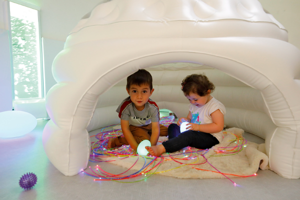 enfant avec objets lumineux sensoriels sous un igloo blog wesco
