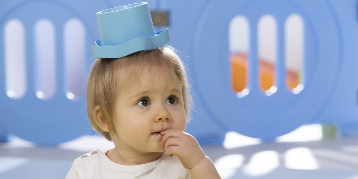 Bébé avec un seau bleue sur la tête blog wesco
