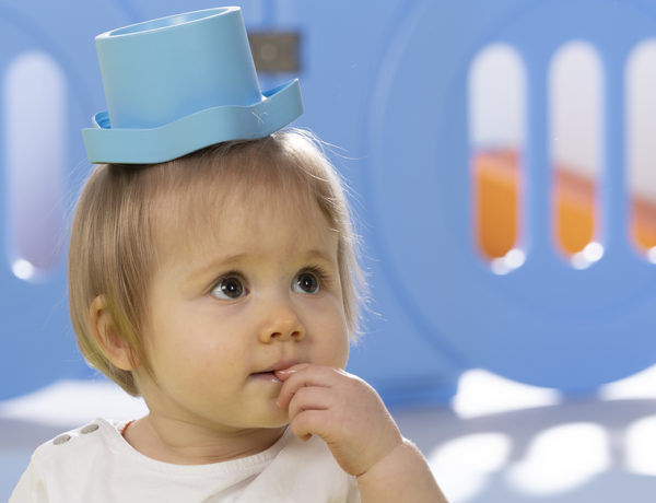 Bébé avec un seau bleue sur la tête blog wesco