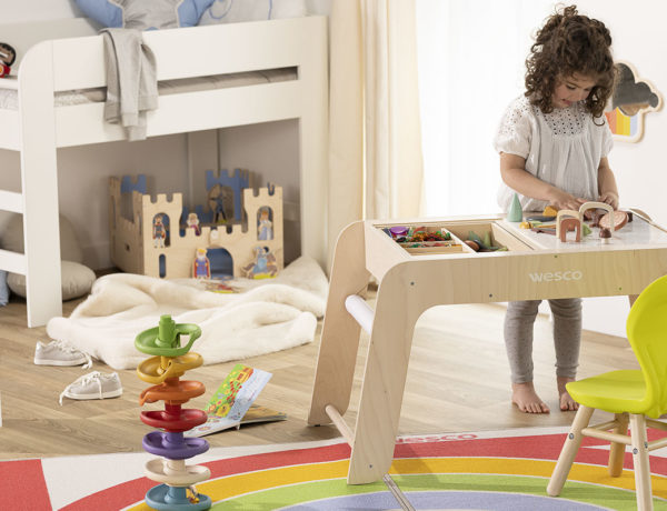 Jeune fille qui joue à des jeux créatifs dans sa chambre avec table multi-activités blog wesco