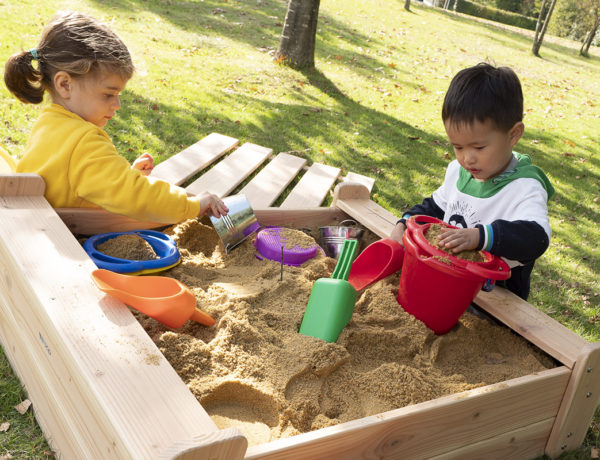 enfants qui jouent dans un bac à sable aménager crèche extérieur blog wesco