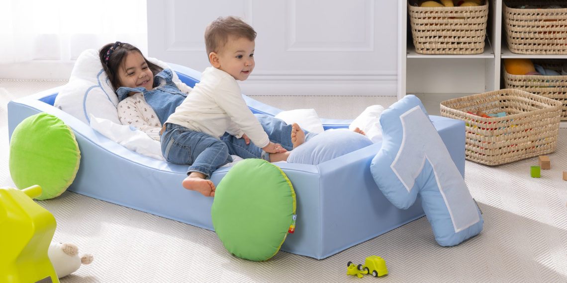 Enfant et bébé dans lit bas style Montessori blog wesco