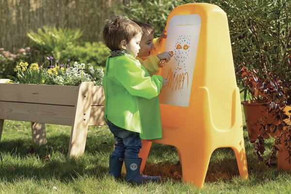 Enfant qui fait un dessin sur son chevalet  blog wesco