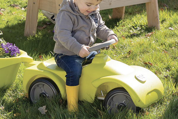 Enfant sur un porteur en forme de voiture  blog wesco