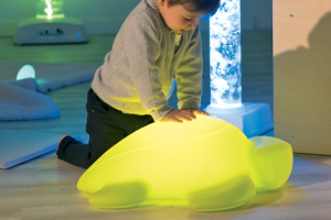 Enfant qui joue avec une tortue lumineuse verte blog wesco