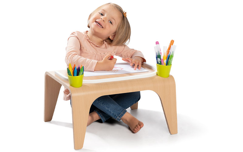 Petite fille sur table au sol blog wesco