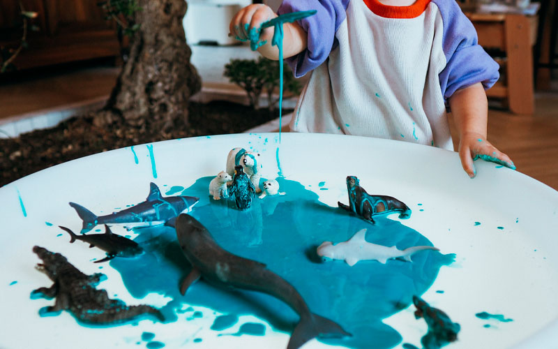 Enfant qui joue avec de la peinture bleue blog wesco