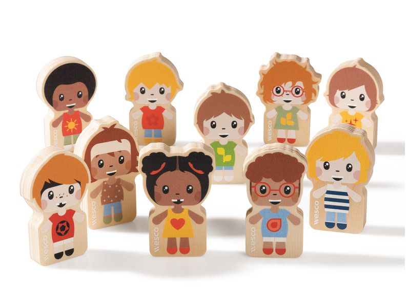 lot de figurines en bois wesco pour composer des familles différentes et évoquer la diversité
