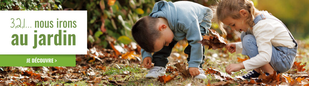 Deux enfants qui ramassent des feuilles tombées au sol à l'automne blog Wesco