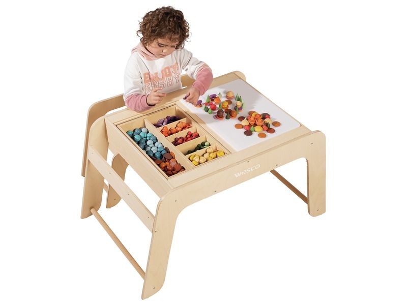 Enfant en train de faire une activité de tri sur la TABLE MULTI-ACTIVITÉS Creativ Spécial sensoriel + 2 bancs blog wesco