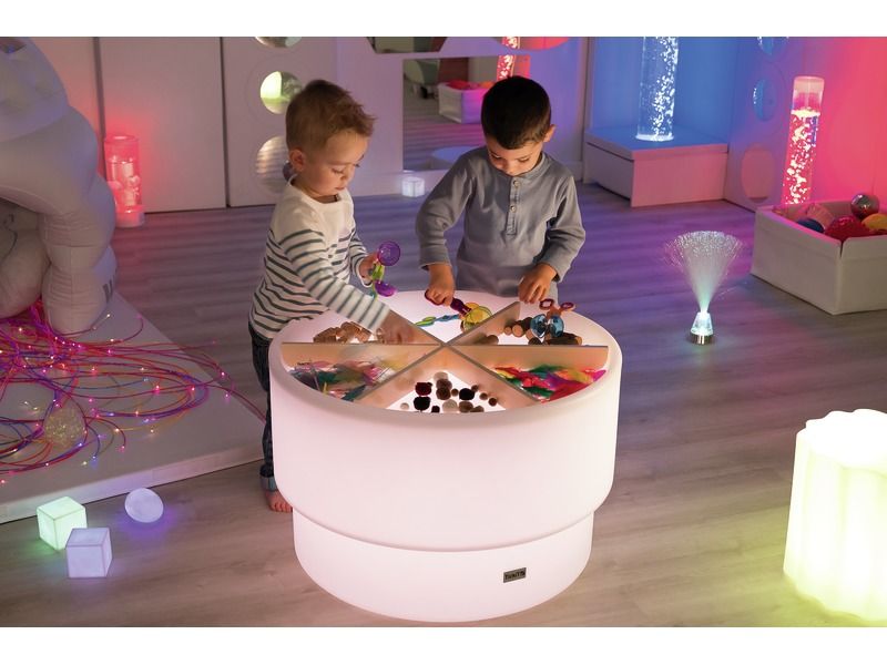 ambiance salle snoezelen avec deux enfants qui réalisent une activité de tri sur la la TABLE LUMINEUSE D'ACTIVITÉS SENSORIELLES Avec cercle de tri blog wesco