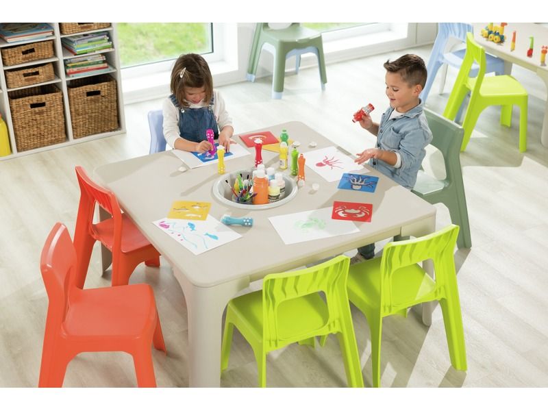 photo d'ambiance avec 2 enfants table d'activités et chaises louisa blog wesco