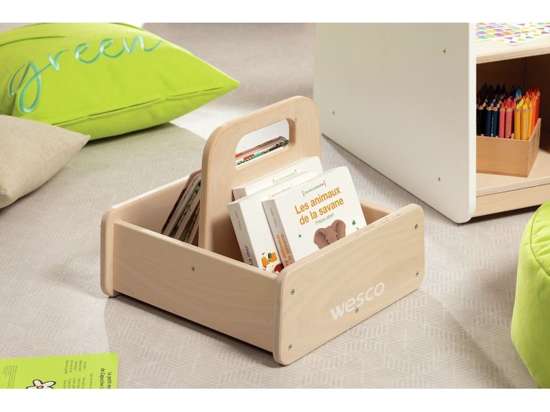 panier up posé au sol en situation avec des livres pour enfants, blog wesco